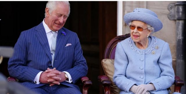 Τι τρέχει με τη βασίλισσα Ελισάβετ; Οι «πολύ ασυνήθιστες» καθημερινές επισκέψεις του Καρόλου στο Μπαλμόραλ