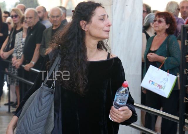 Το τελευταίο αντίο στην Σοφία Ρούμπου - Συντετριμμένη η κόρη της