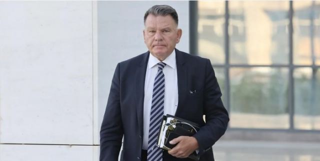 Κούγιας σε Βαρουφάκη: «Γιατί ρε κλαρινογαμπρέ με τα παρδαλά πουκάμισα να μου πάρουν την άδεια;»