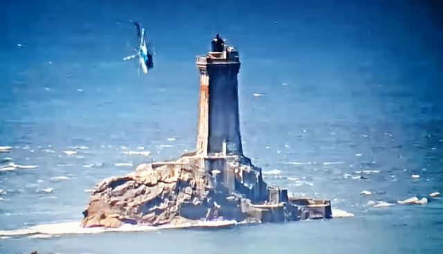 Βίντεο που κόβει την ανάσα: Ελικόπτερο ήταν έτοιμο να καρφωθεί στα βράχια και ο πιλότος το έσωσε την τελευταία στιγμή