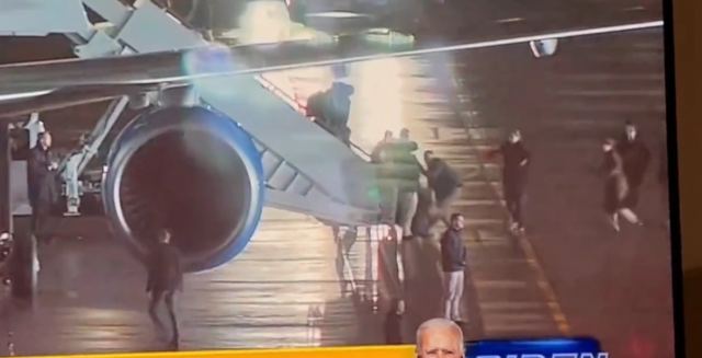 Air Force One: Επική τούμπα από τη σκάλα του αεροπλάνου που μεταφέρει τον πρόεδρο των ΗΠΑ