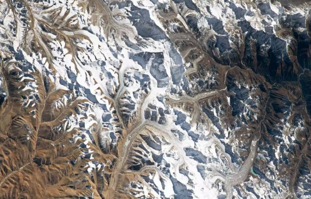 Εντυπωσιακή εικόνα του Έβερεστ από το Διεθνή Διαστημικό Σταθμό - Κάθε χρόνο… ψηλώνει