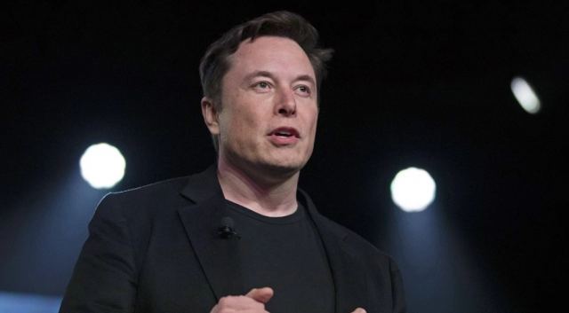 Ο Έλον Μασκ πουλάει μετοχές της Tesla αξίας σχεδόν 4 δισ. δολαρίων
