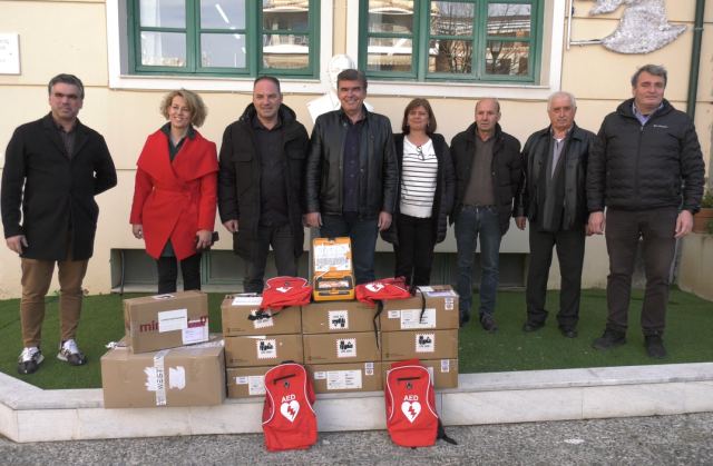 Δωρεά απινιδωτών στον Δήμο Μακρακώμης