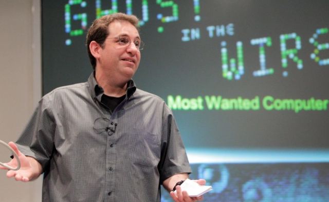 Κέβιν Μίτνικ: Η απίστευτη ιστορία του «πιο καταζητούμενου» χάκερ στον κόσμο που πέθανε στα 59 του
