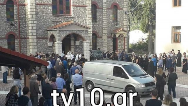 Μουζάκι: Ράγισαν καρδιές στην κηδεία της φαρμακοποιού που έπεσε «θύμα» του Ιανού - ΒΙΝΤΕΟ
