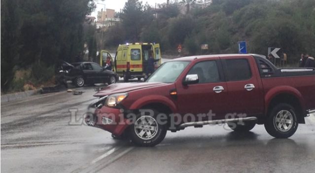 Σοβαρό τροχαίο σε στροφή καρμανιόλα στη Λαμία - Δύο τραυματίες - ΦΩΤΟ