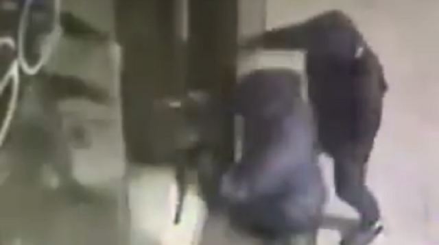 Λαμία: Φόρτωσαν τον ψυγειοκαταψύκτη του περιπτέρου για το σπίτι τους