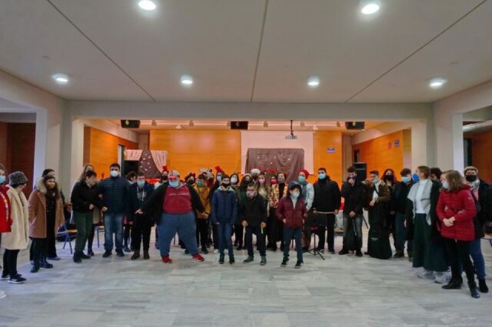 Το ΕΕΕΕΚ Φθιώτιδας και το Μουσικό Σχολείο Λαμίας καλωσόρισαν τις Άγιες Ημέρες τραγουδώντας τα κάλαντα