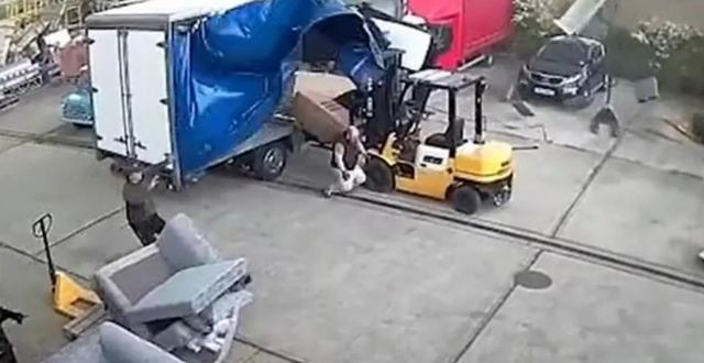 Βίντεο σοκ από την Βρετανία: Ανεμοστρόβιλος θερίζει τα πάντα, ιπτάμενα έπιπλα, άνθρωποι τρέχουν να κρυφτούν