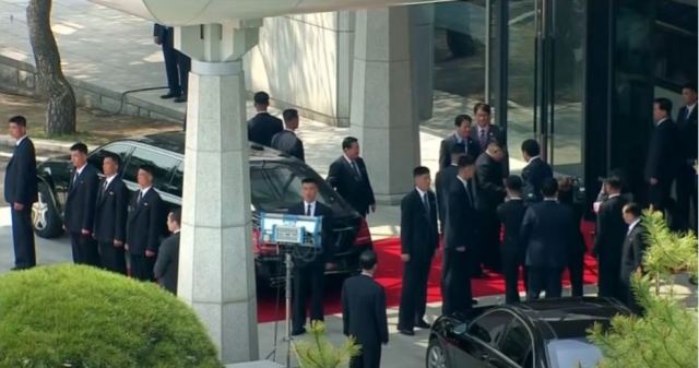 Ο Κιμ Γιονγκ Ουν θέλει ψηλότερους σωματοφύλακες, αλλά πιο κοντούς από τον ίδιο!