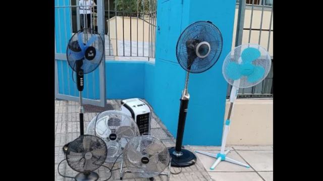 Πανελλήνιες 2024: Γονείς πήγαν ανεμιστήρες σε Λύκεια λόγω... καύσωνα! (ΦΩΤΟ)