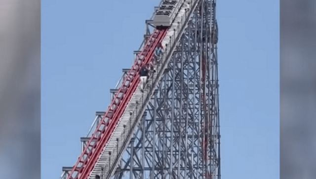 Τρενάκι λούνα παρκ κόλλησε σε μεγάλο ύψος - Οι επιβάτες κατέβηκαν με τα πόδια