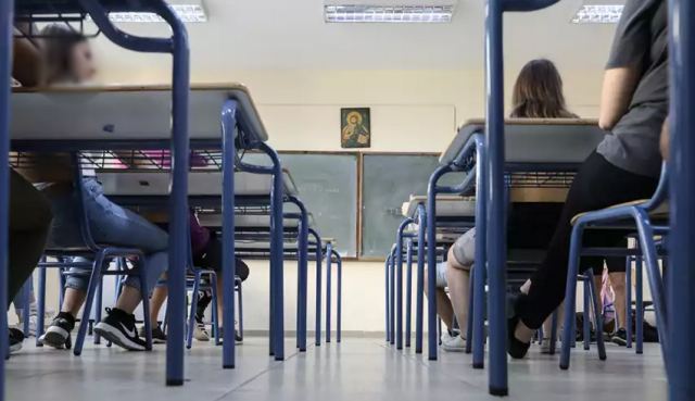 Κορωνοϊός: Χωρίς σελφ τεστ αλλά με μάσκες επιστρέφουν οι μαθητές - Τι ισχύει για εκπαιδευτικούς και κρούσματα