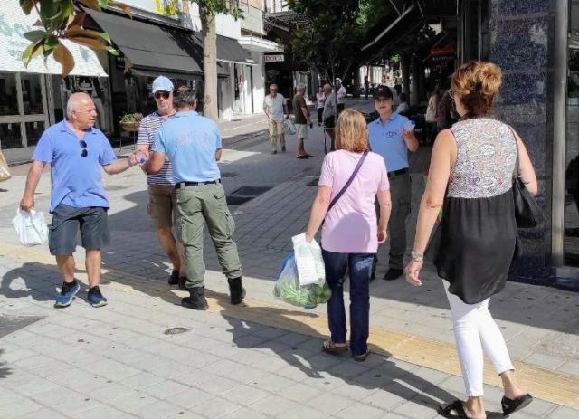 Λαμία: Η Δημοτική Αστυνομία μοίρασε νερά στους πολίτες εν μέσω καύσωνα