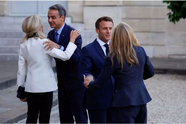 Κυριάκος Μητσοτάκης – Μαρέβα Γκραμπόφσκι: Η θερμή υποδοχή Μακρόν – Τρονιέ στο Ελιζέ