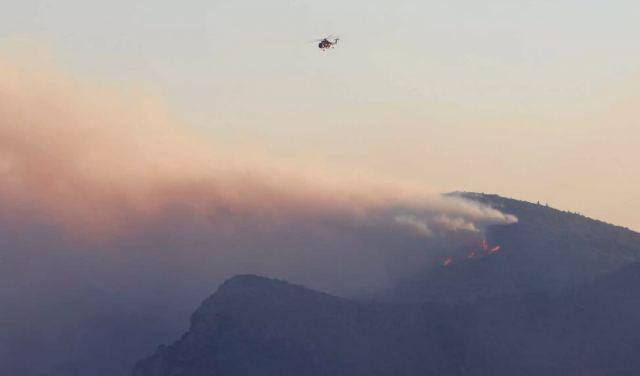 Συνεχίζεται η μάχη με τις φλόγες στη Σάμο