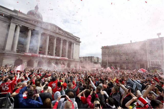 Χαμός στην Old Market Square για τη Νότιγχαμ Φόρεστ του Βαγγέλη Μαρινάκη
