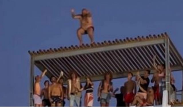 Γαλλία: Viral ο άνδρας που κάνει «βουτιά θανάτου» σε νεροτσουλήθρα