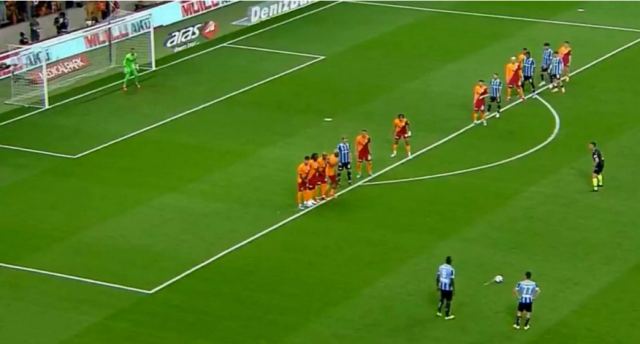 Ο Μάριο Μπαλοτέλι πέτυχε τρομερό γκολ με φάουλ στην Τουρκία