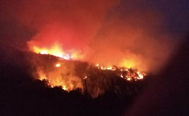 Ανεξέλεγκτη η φωτιά στο Λιβαδάκι - Στάχτη εκατοντάδες στρέμματα δάσους