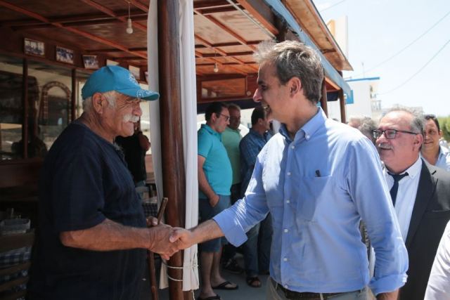 Μητσοτάκης στην Ψέριμο: Οι συνομιλίες με τους κατοίκους και τον γιατρό του ακριτικού νησιού