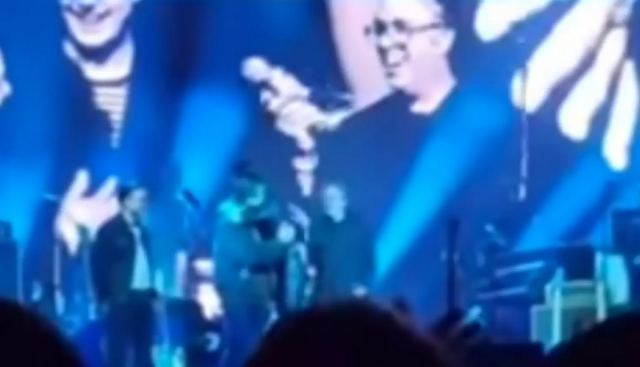 Ο Τζακ Γουάιτ των White Stripes παντρεύτηκε την αγαπημένη του εν μέσω συναυλίας