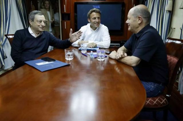 Απειλές και υποτιμητικά σχόλια από τον Μεντβέντεφ – Οι λάτρεις βατράχων, λουκάνικου και σπαγγέτι επισκέπτονται το Κίεβο