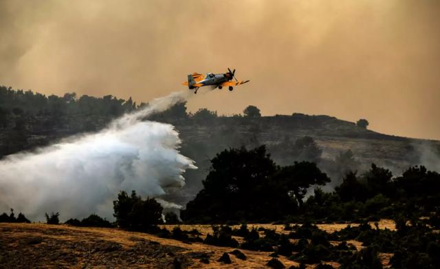 Φωτιά στο δάσος της Δαδιάς: Σε δυο μέτωπα η μεγάλη μάχη – «Δούλεψαν» οι αντιπυρικές ζώνες