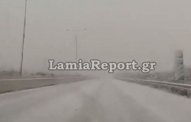 Χιόνια στην εθνική οδό στο Βελεστίνο (ΒΙΝΤΕΟ)