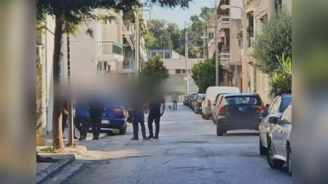 Περιστέρι: Έφοδος σε σπίτι στο Αιγάλεω για τον 21χρονο ύποπτο – «Τη σκότωσε γιατί του είπε να χωρίσουν»