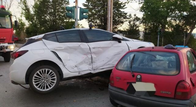 Το ένα αμάξι πάνω στο άλλο - Διασωληνώθηκε ο ένας οδηγός