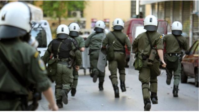 Συνελήφθησαν 15 άτομα πριν τον αγώνα Απόλλωνα Σμύρνης - Άρη: Είχαν μολότοφ, τσεκούρια και μαχαίρια