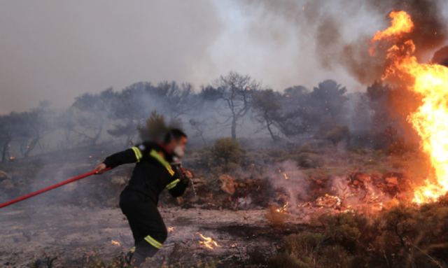 Φωτιά σε δασική έκταση στην Πάρνηθα