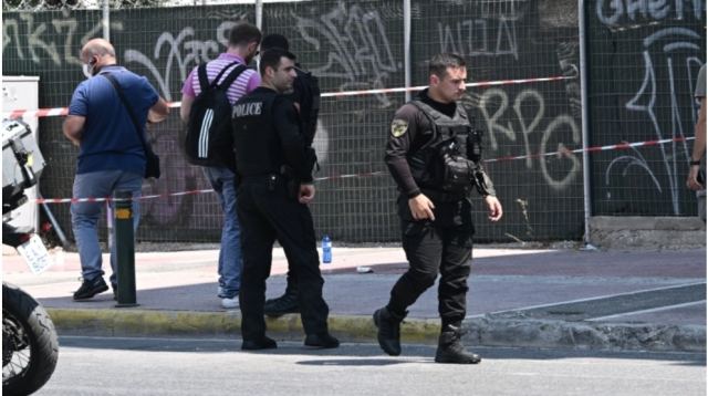 Επεισόδιο στον Κολωνό: Βίντεο ντοκουμέντο από την στιγμή που ο ληστής δέχεται τους πυροβολισμούς (vid)