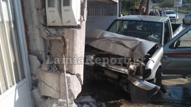 Λαμία: Τροχαίο δυστύχημα - Έπεσε πάνω σε σπίτι - ΦΩΤΟ