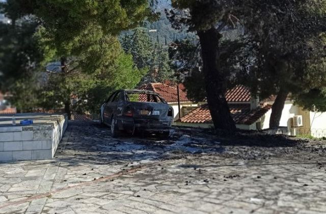 Στις φλόγες παραδόθηκαν τέσσερα αστυνομικά οχήματα στο Πήλιο