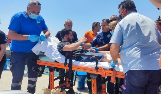 Έτσι κατάφερε να επιβιώσει ο 30χρονος στη θάλασσα - Έβαλε τα κλάματα μόλις πάτησε στην στεριά