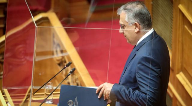 Ο Τάκης Θεοδωρικάκος κατέβηκε από το βήμα της Βουλής λόγω αδιαθεσίας