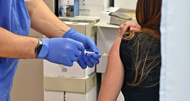 ΕΟΦ: Η λίστα με τις παρενέργειες των εμβολίων κατά του κορωνοϊού