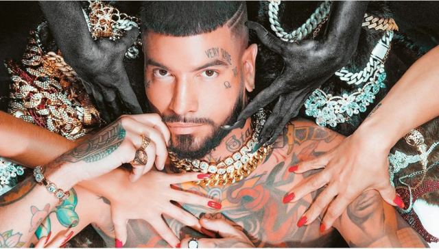 «O Snik ακύρωσε live γιατί δεν του έκλεισαν εισιτήριο Business Class», λέει το μαγαζί