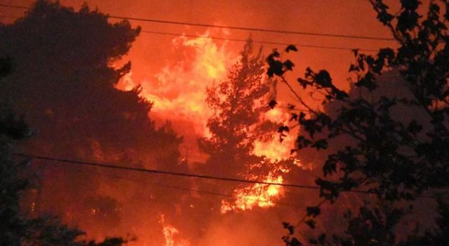 Φωτιά στην Πεντέλη: Στη μάχη με τις φλόγες και ο στρατός με 150 κομάντος