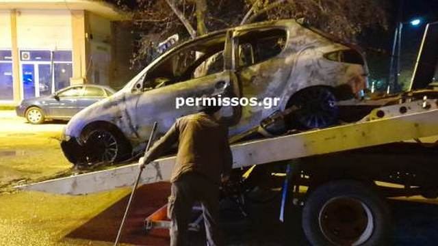 Αυτοκίνητο έπεσε σε κολόνα και τυλίχτηκε στις φλόγες