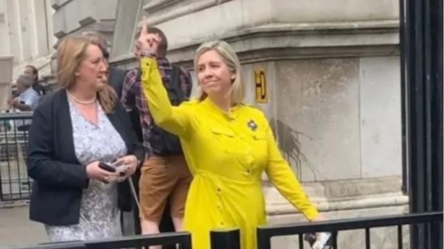 Βρετανίδα υπουργός έδειξε το μεσαίο της δάχτυλο σε διαδηλωτές: «Άνθρωπος είμαι και εγώ» δικαιολογήθηκε