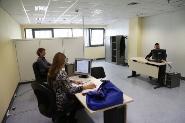 “Πλούσιοι” Δημόσιοι υπάλληλοι και φτωχοί εργαζόμενοι στον ιδιωτικό τομέα