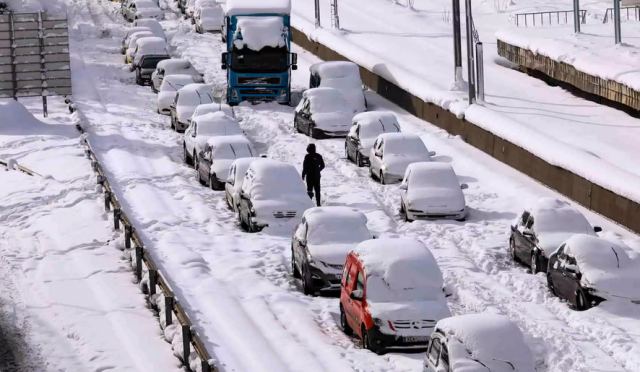 Αττική Οδός - Συγκλονιστική μαρτυρία: «Έλιωνα το χιόνι για να πάρω τα φάρμακά μου»