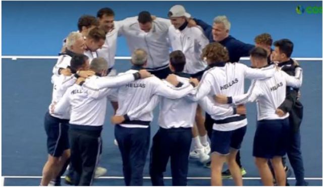 Davis Cup: Με συρτάκι γιόρτασαν την πρόκριση επί της Ρουμανίας ο Τσιτσιπάς και οι συμπαίκτες του - Βίντεο
