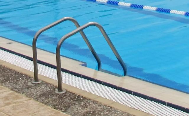 Τραγωδία: Πνίγηκε σε πισίνα μπροστά στα μάτια του παιδιού της