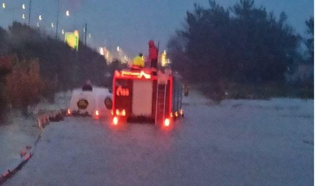 Κακοκαιρία: Εγκλωβίστηκαν στα αυτοκίνητά τους