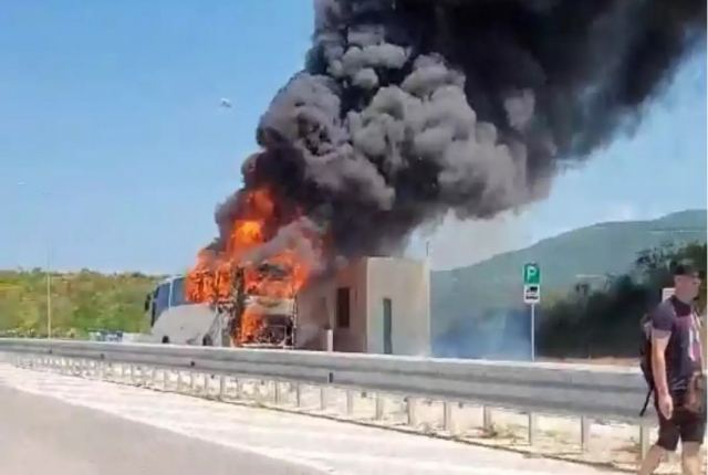 Λεωφορείο του ΚΤΕΛ τυλίχθηκε στις φλόγες στην Ιόνια Οδό